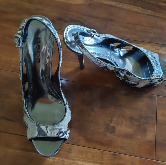 Very fun and sexy BEBE neutral color metallic heels - Picture 2 of 2